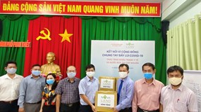 Đến từng ngõ, gõ từng nhà - Tặng quà đến những gia đình khó khăn do ảnh hưởng đại dịch