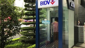 Tỷ trọng giao dịch rút tiền mặt tại ATM giảm rất mạnh trong năm 2020