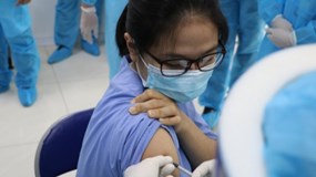 Thủ tướng yêu cầu không được thu phí và trục lợi trong tiêm chủng vaccine