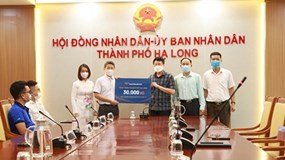 Văn Phú – Invest trao tặng 30.000 bộ xét nghiệm nhanh Covid-19 cho TP Hạ Long