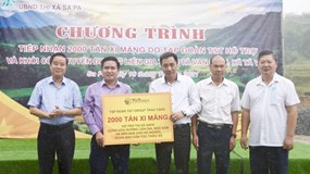 T&T Group trao tặng 2.000 tấn xi măng hỗ trợ thị xã Sa Pa cứng hóa nền nhà và làm đường