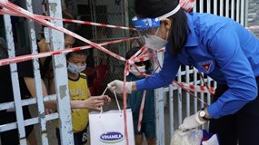 45.000 phần quà được Vinamilk san sẻ khó khăn mùa dịch đến 3 tỉnh, thành