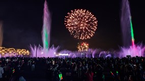 Màn trình diễn pháo hoa kết hợp nhạc nước tại trung tâm mới thu hút hơn 50.000 người 