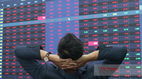 Cổ phiếu ngân hàng rớt thảm khiến VN-Index 'bay màu' 15 điểm, thanh khoản tăng vọt
