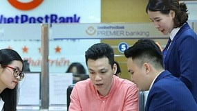 Lãnh đạo và loạt người nhà LienVietPostBank liên tục bán cổ phiếu