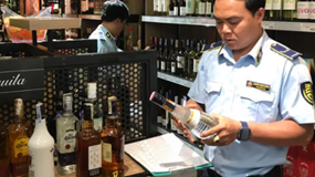 TP.HCM: Thu giữ 67 chai rượu không hóa đơn chứng từ tại cửa hàng Winemart quận 1