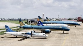 Hàng không cắt giảm chuyến bay, tăng phụ thu do thiếu nguồn cung nhiên liệu