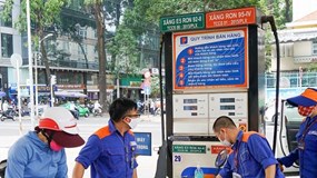Giá xăng giảm rất mạnh, xuống mức 24.000 đồng/lít