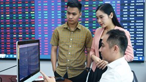 Chứng khoán 4/4: Nhà đầu tư làm gì sau phiên giao dịch 'khốc liệt' hiếm có?