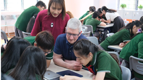 'Đại gia' nào đứng sau ngôi trường vừa được CEO Apple Tim Cook ghé thăm tại Hà Nội?