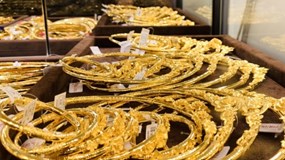Giá vàng thế giới giảm sâu, trong nước không đổi