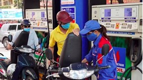 Giá xăng RON 95 giảm hơn 400 đồng/lít