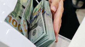 Giá USD ngân hàng đi lên, thị trường tự do giảm mạnh