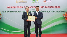 Doanh nhân Đỗ Quang Hiển nhận kỷ niệm chương vì sự nghiệp phát triển ĐHQGHN