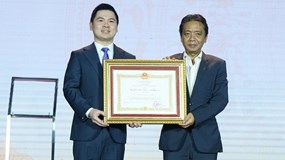CLB bóng đá Hà Nội vinh dự đón nhận Huân chương Lao động hạng Nhì