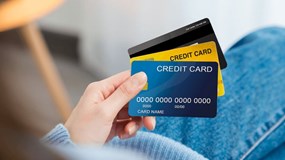Rút tiền từ thẻ tín dụng: 'Chiếc phao' khẩn cấp tiềm ẩn bẫy tài chính