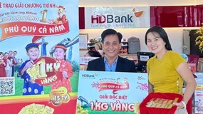 Một nữ khách hàng tại TPHCM rinh ngay 1 ký vàng khi gửi tiết kiệm HDBank