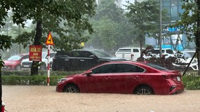 Hà Nội: Ô tô ngập trong 'biển nước', bảo hiểm không chi trả nếu bất cẩn