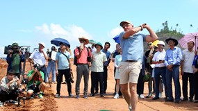 Cú swing đầu tiên của huyền thoại Greg Norman tại sân golf Văn Lang Empire