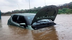 Ô tô ngập lũ tiền sửa chữa bằng 90% giá trị xe: Không bảo hiểm gần như mất trắng tài sản