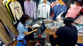 Truy quét lượng lớn hàng giả, hàng nhái tại ‘thiên đường mua sắm’ Saigon Square
