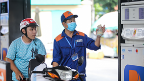 Giá xăng RON 95 giảm xuống dưới 20.000 đồng/lít