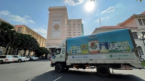 Công ty con của Vinamilk tại Campuchia tặng 48.000 hộp sữa cho người dân ‘vùng đỏ’