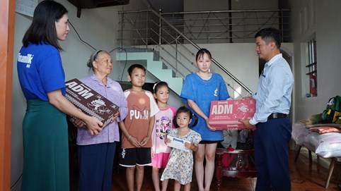 Hàng trăm nghìn sản phẩm dinh dưỡng Vinamilk được trao tặng cho bà con vùng bão lũ