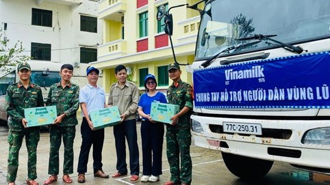 Vinamilk kịp thời hỗ trợ 48 tấn sản phẩm dinh dưỡng đến bà con vùng lũ miền trung và Tây Nguyên