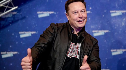 'Iron Man' Elon Musk chính thức soán ngôi giàu nhất thế giới của Jeff Bezos