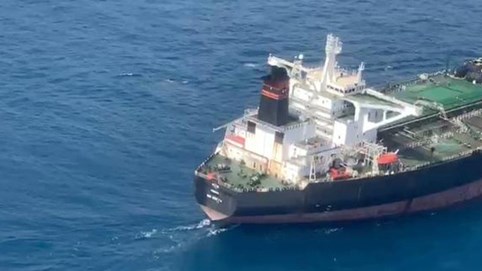 Bất ngờ: Tàu treo cờ Panama bị bắt quả tang tuồn lậu dầu từ tàu Iran, 
