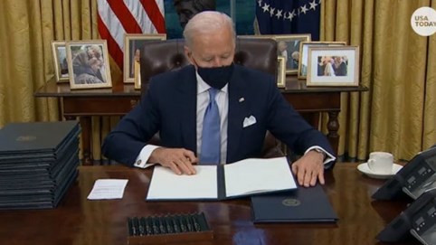 Tổng thống Biden bị 12 bang kiện