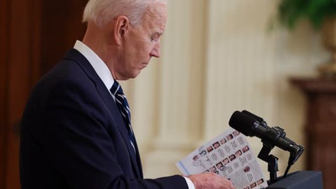 Hình ảnh từ cuộc họp báo đầu tiên hé lộ Tổng thống Biden phải dùng 