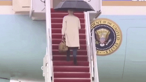 Trời mưa, đường trơn: TT Biden lại suýt vấp ngã trên cầu thang máy bay dù đã đi hết sức chậm rãi
