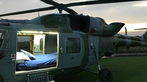 Chi 78 USD/đêm để ngủ trong một chiếc trực thăng cũ