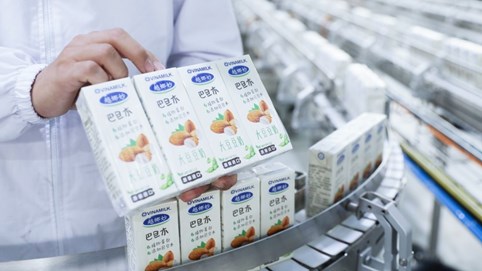 Vinamilk chào 2021 với lô sản phẩm sữa hạt và sữa đặc lớn nhất xuất khẩu đi Trung Quốc