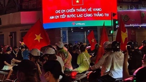 Chùm biển quảng cáo cực ấn tượng cổ vũ chiến thắng của bóng đá Việt Nam