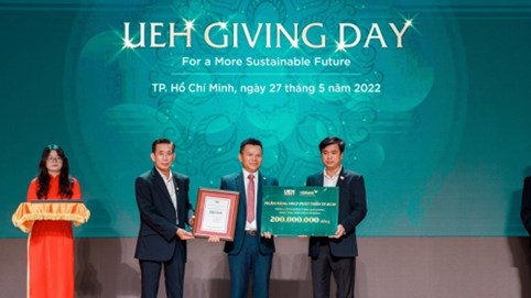 HDBank tặng học bổng cho sinh viên Đại học UEH vì tương lai phát triển bền vững 