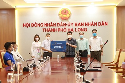 Văn Phú – Invest trao tặng 30.000 bộ xét nghiệm nhanh Covid-19 cho TP Hạ Long