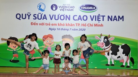 Trẻ em TP.HCM được chăm sóc dinh dưỡng từ Vinamilk và Quỹ sữa Vươn cao Việt Nam