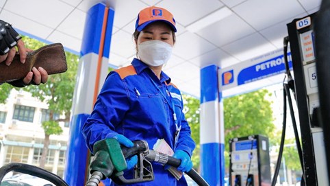 Giá xăng dầu hôm nay 8/1: Dự báo giảm lần thứ 5 liên tiếp, xăng RON 95 về sát mốc 18.600 đồng