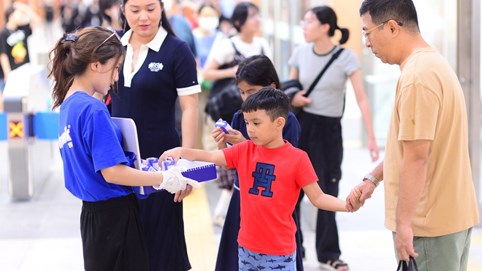 Vinamilk phục vụ miễn phí sản phẩm cho người dân check-in tại các ga metro Bến Thành – Suối Tiên