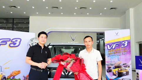 Không muốn quay lại xe xăng, vợ chồng giảng viên ở Hà Tĩnh chốt liền tay 2 xe điện VinFast chỉ trong một năm