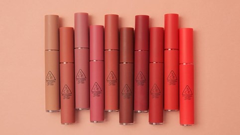 Bị chỉ trích vì quảng cáo phản cảm: 3CE thuộc tập đoàn nào, hiện kinh doanh ra sao?