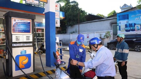 Giá xăng giảm gần 4.000 đồng/lít