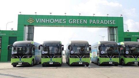 Phúc lợi thiết thực tại VinCons: Công nhân được đưa đón bằng xe buýt điện