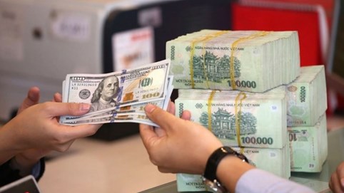 Giá USD tự do tiến sát mốc 28.000 VND/USD trước loạt áp lực
