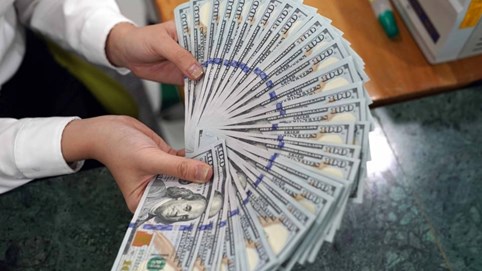 Giá USD tự do chính thức cán mốc 28.000 đồng