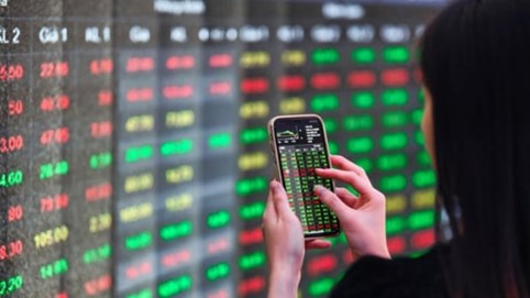 Dòng tiền phân hóa mạnh cuối phiên, VN-Index tăng gần 12 điểm