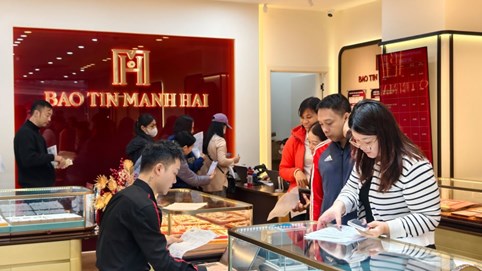 Giá vàng hôm nay 8/4: Vàng nhẫn liên tục đảo chiều, rủi ro chờ phía trước